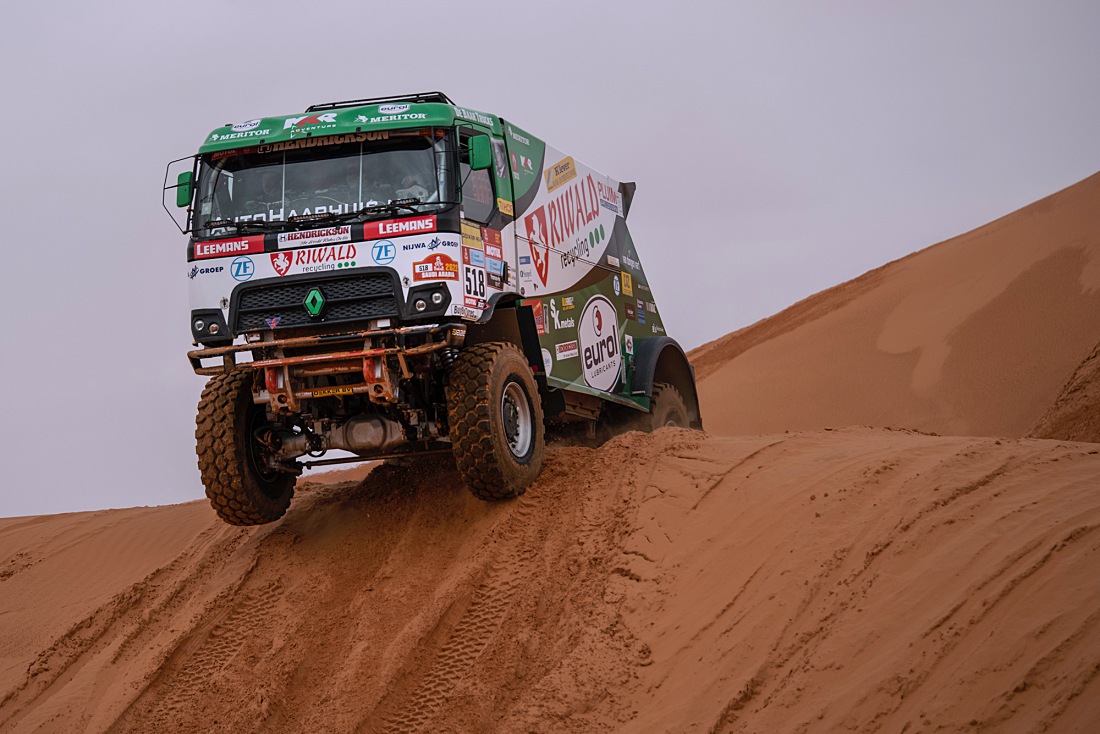 Kamion z dílny Maria Kresse při 3. etapě Dakaru.