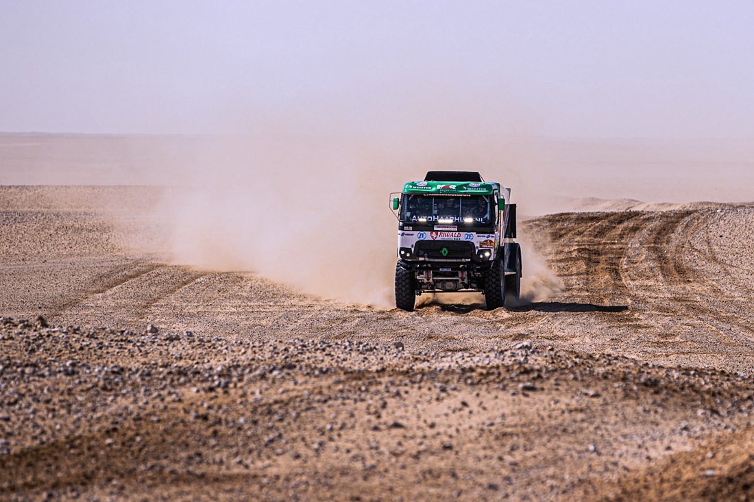 Kamion týmu Riwald Dakar od MKR Technology na trase 5. etapy.