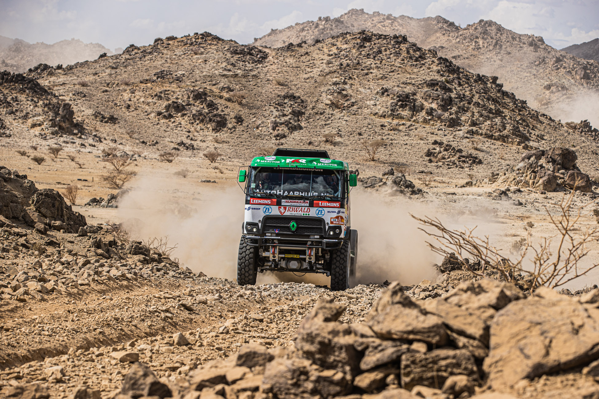 Kamion z dílny MKR Technology při Dakaru.