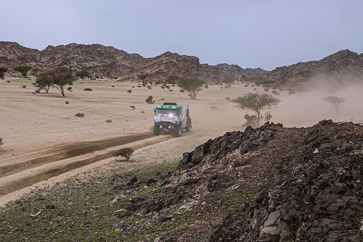 Kamion týmu Riwald Dakar od MKR Technology při 1. etapě rallye Dakar.